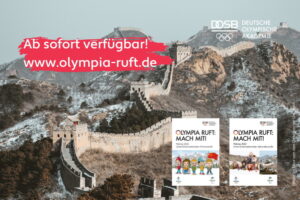 Blick auf die verschneite Chinesische Mauer und Abbildung der beiden Cover der "Olympia ruft: Mach mit!"-Materialien